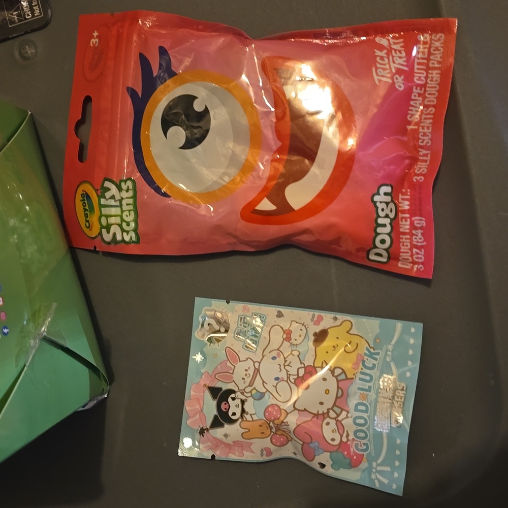 Lot of girls toys LOL, Doorable, Grin 10 fun surprises, Crayola Dough, more - Picture 5 of 5